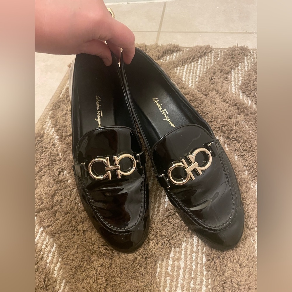 Salvatore Ferragamo Women's Trifoglio Patent Leather Loafer Size 8 fits like a 7 - Picture 5 of 10